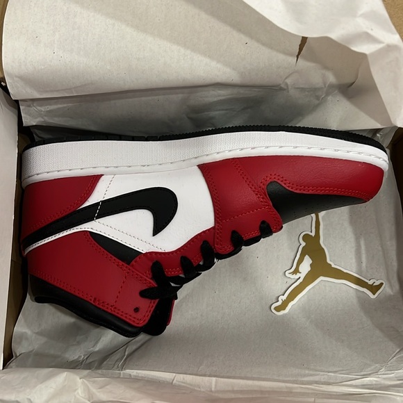 BNIB Jordan 1 Mid Chicago Black Toe (GS) - Picture 3 of 4